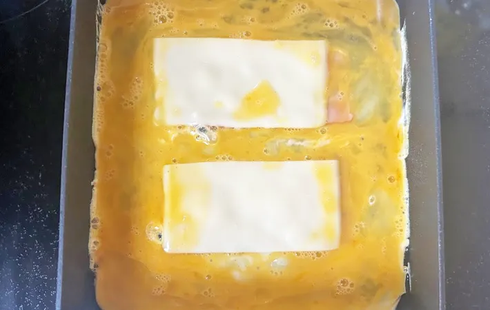 『ベーコンエッグ風玉子焼き』を作る写真（撮影：エニママ）