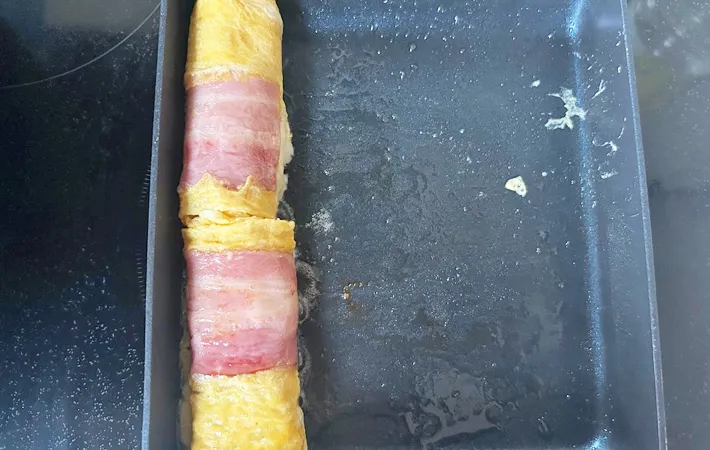 『ベーコンエッグ風玉子焼き』を作る写真（撮影：エニママ）