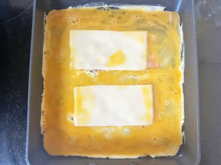 『ベーコンエッグ風玉子焼き』を作る写真(撮影:エニママ)