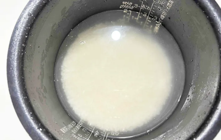 『炒めきのこの炊き込みご飯』を作る写真（撮影：エニママ）