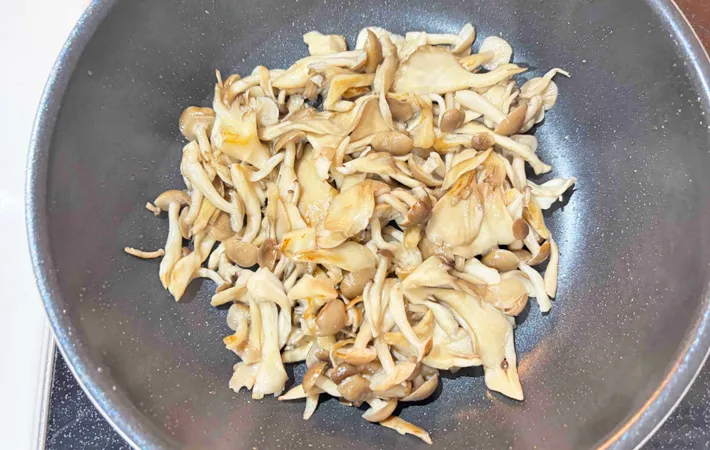 『炒めきのこの炊き込みご飯』を作る写真（撮影：エニママ）