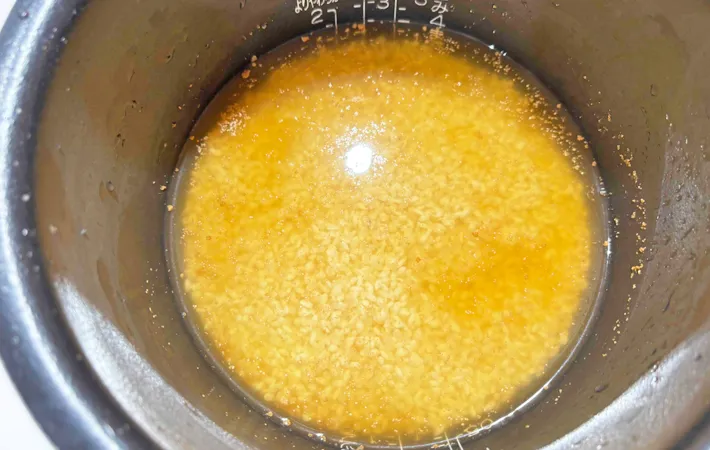 『炒めきのこの炊き込みご飯』を作る写真（撮影：エニママ）