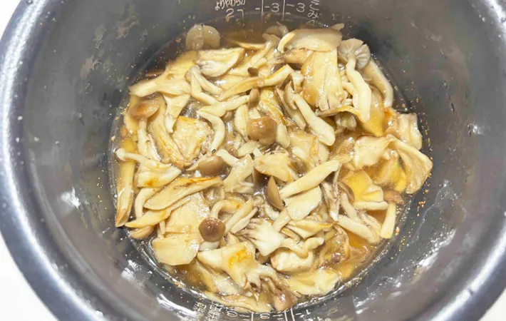 『炒めきのこの炊き込みご飯』を作る写真（撮影：エニママ）
