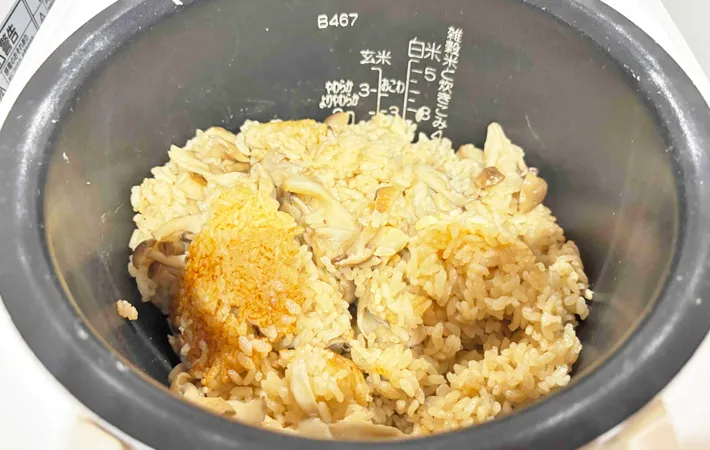 『炒めきのこの炊き込みご飯』を作る写真（撮影：エニママ）