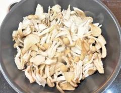 『炒めきのこの炊き込みご飯』を作る写真（撮影：エニママ）