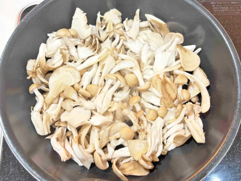 『炒めきのこの炊き込みご飯』を作る写真(撮影:エニママ)