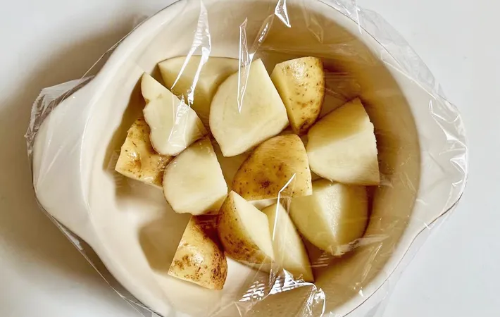 『ほくほくコンソメポテトサラダ』を作る写真（撮影：エニママ）