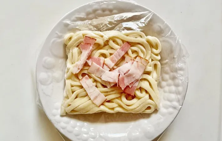 『レンチンカルボナーラ』を作る写真（撮影：エニママ）