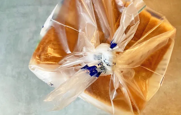 『食パンの袋を閉じる方法』の写真（撮影：エニママ）