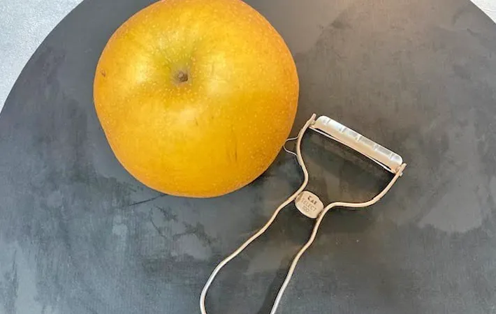 梨とピーラーの写真（撮影：エニママ）