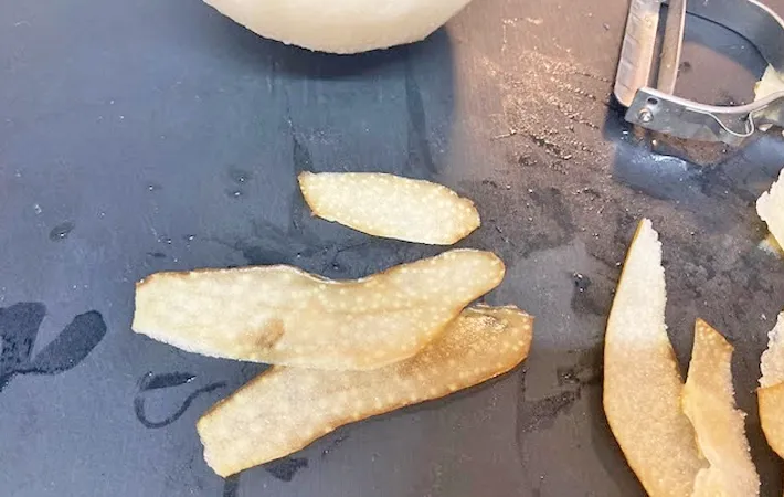 『ピーラーで梨の皮を剥いた』写真（撮影：エニママ）