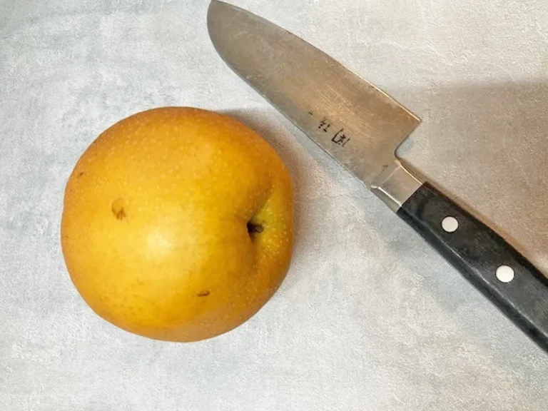 梨と包丁の写真(撮影:エニママ)