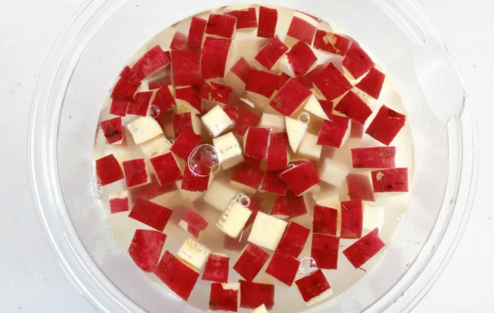 『サイコロおさつ』を作る写真（撮影：エニママ）