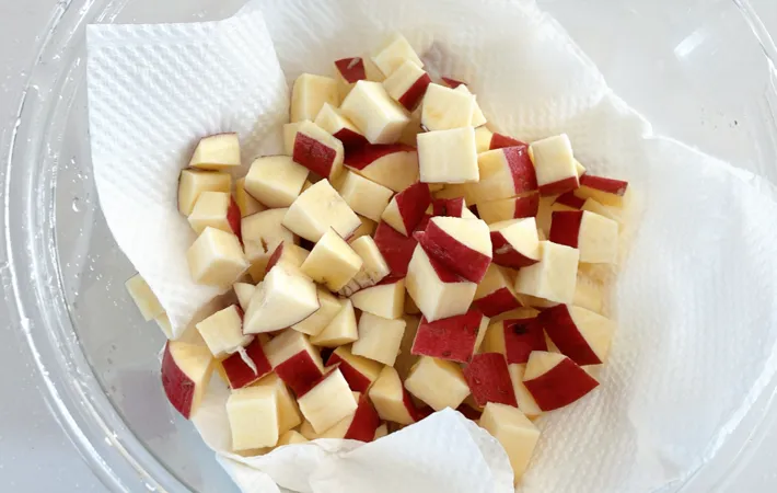 『サイコロおさつ』を作る写真（撮影：エニママ）