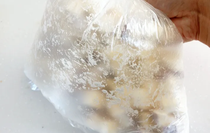 『サイコロおさつ』を作る写真（撮影：エニママ）