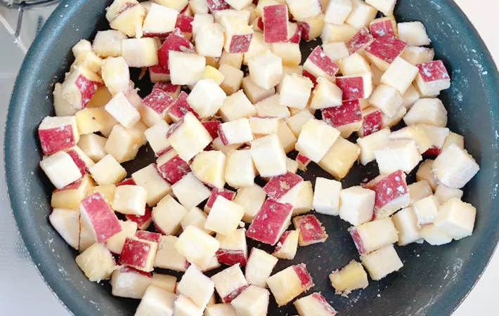 『サイコロおさつ』を作る写真（撮影：エニママ）