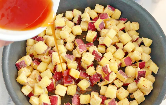 『サイコロおさつ』を作る写真（撮影：エニママ）