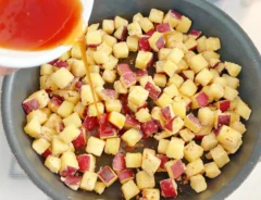 『サイコロおさつ』を作る写真（撮影：エニママ）