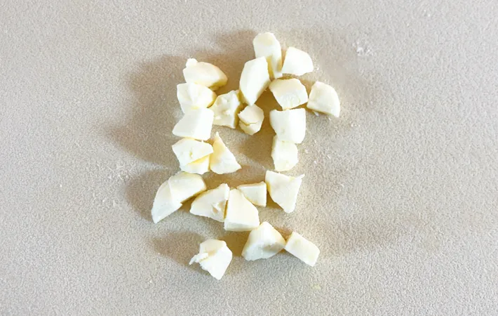 『おかかとたくあんのおにぎり』を作る写真（撮影：エニママ）