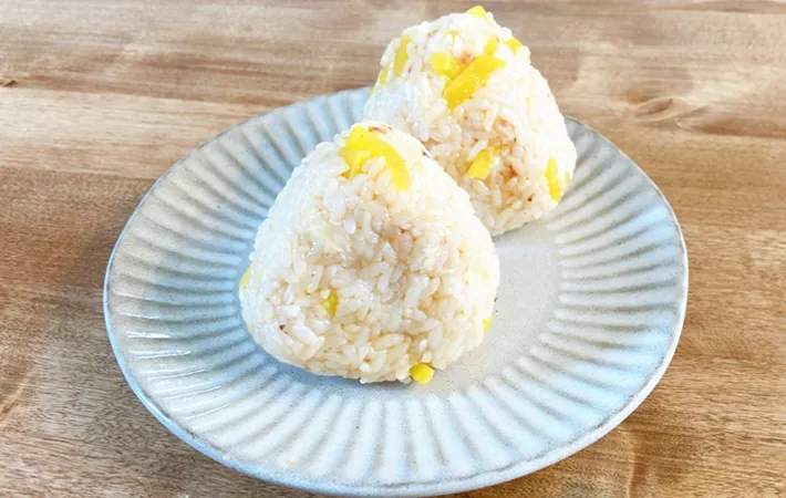 『おかかとたくあんのおにぎり』の完成写真（撮影：エニママ）