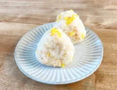 『おかかとたくあんのおにぎり』の完成写真（撮影：エニママ）