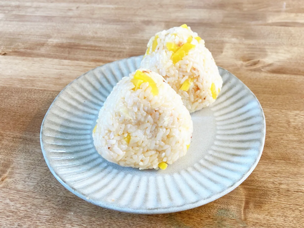 『おかかとたくあんのおにぎり』の完成写真(撮影:エニママ)