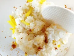 ご飯に具材を混ぜている画像（撮影：エニママ）