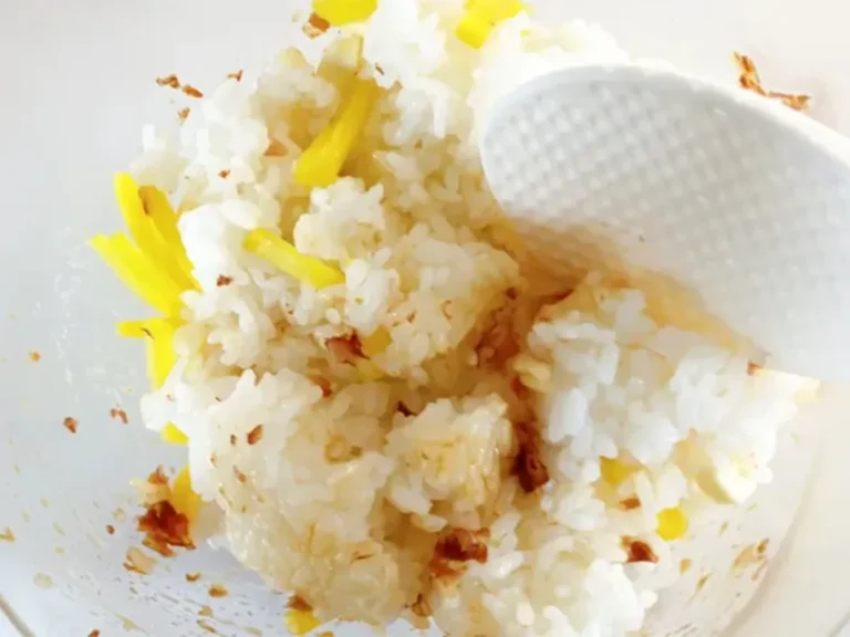 ご飯に具材を混ぜている画像（撮影：エニママ）