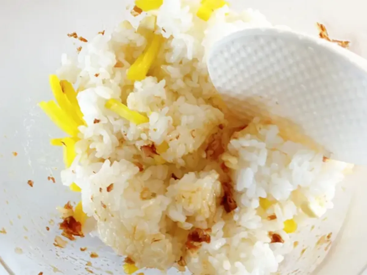 ご飯に具材を混ぜている画像（撮影：エニママ）