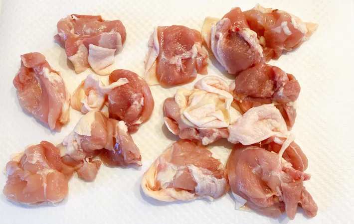 『きのこと鶏の味噌バター絶品汁』を作る写真（撮影：エニママ）