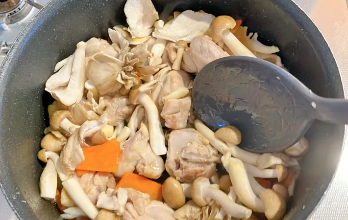 『きのこと鶏の味噌バター絶品汁』を作る写真（撮影：エニママ）