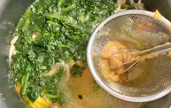 『きのこと鶏の味噌バター絶品汁』を作る写真（撮影：エニママ）