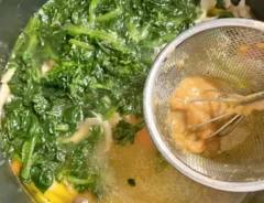 『きのこと鶏の味噌バター絶品汁』の調理写真（撮影：エニママ）