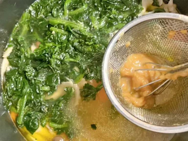 『きのこと鶏の味噌バター絶品汁』の調理写真（撮影：エニママ）