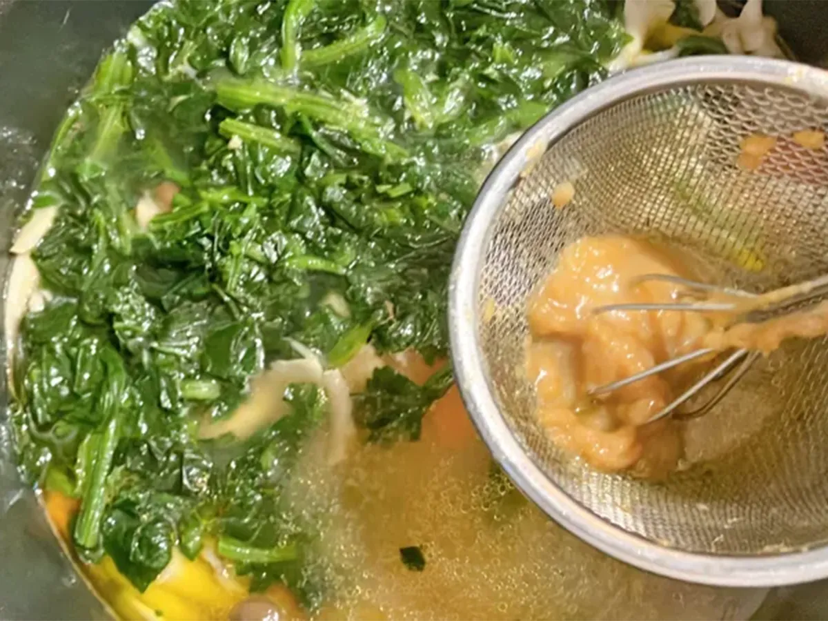 『きのこと鶏の味噌バター絶品汁』の調理写真(撮影:エニママ)