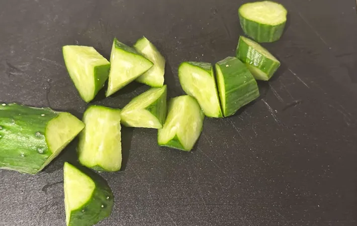 『きのこのキムチ漬け』を作る写真（撮影：エニママ）