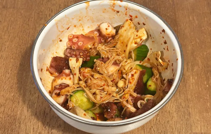 『きのこのキムチ漬け』の完成写真（撮影：エニママ）