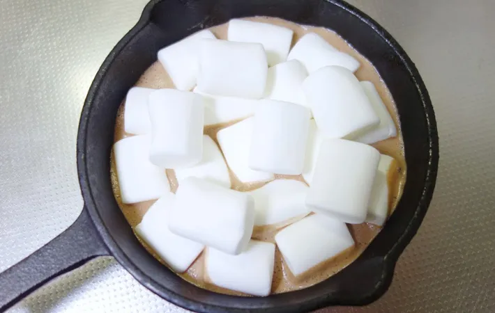 『ふわふわスモア』を作る写真（撮影：エニママ）