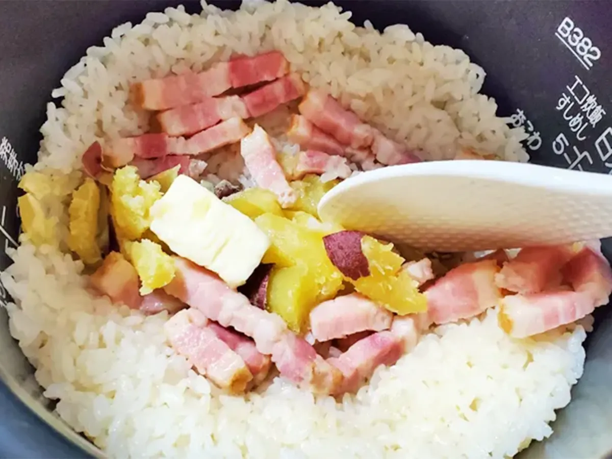 『サツマイモとベーコンの炊き込みご飯』の写真(撮影:エニママ)