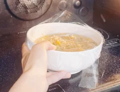 『冷凍チャーハンでクッパ』を作る写真（撮影：キジカク）