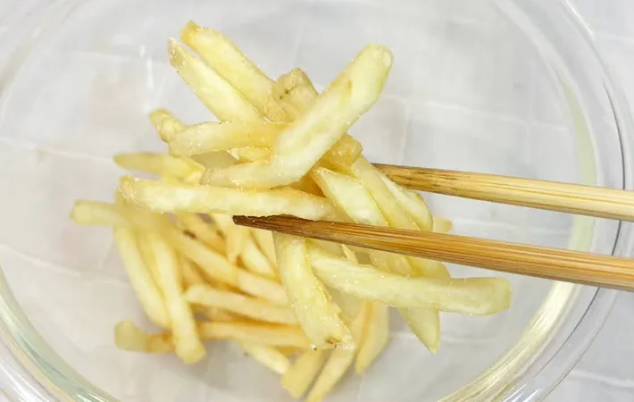 マクドナルドのフライドポテトにすしのこを混ぜる写真（撮影：キジカク）