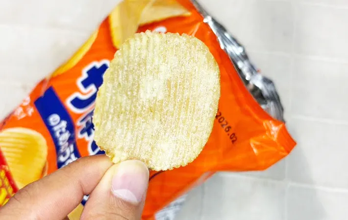すしのこをかけたポテトチップスの写真（撮影：キジカク）