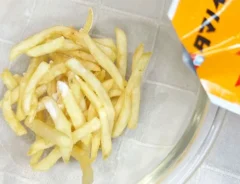 『すしのこ』をかける写真（撮影：キジカク）