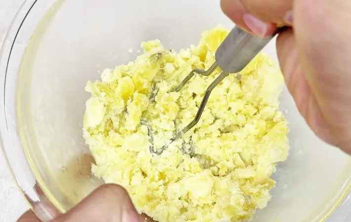 『冷凍焼き芋アイス』を作る写真（撮影：キジカク）