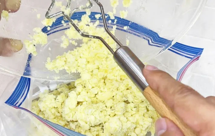 『冷凍焼き芋アイス』を作る写真（撮影：キジカク）