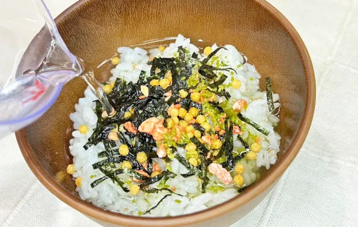 『納豆ご飯茶漬け』を作る写真（撮影：キジカク）