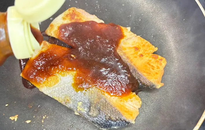 『サケの焼肉のたれ漬け』を作る写真（撮影：キジカク）