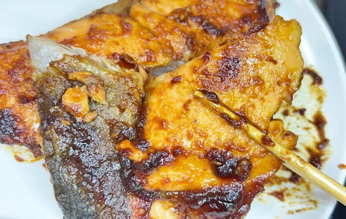 『サケの焼肉のたれ漬け』の完成写真（撮影：キジカク）