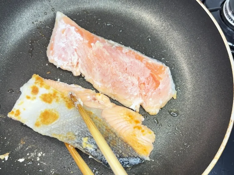 『サケの焼肉のたれ漬け』を作る写真（撮影：キジカク）