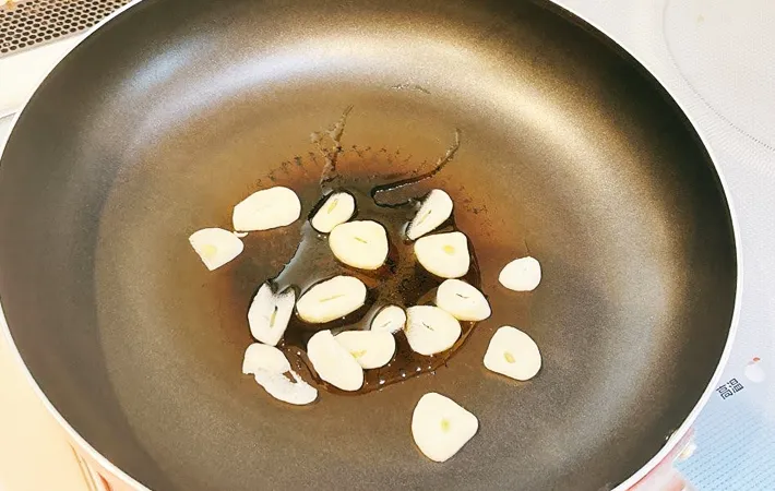 『さんまときのこのぽんパスタ』を作る写真（撮影：キジカク）